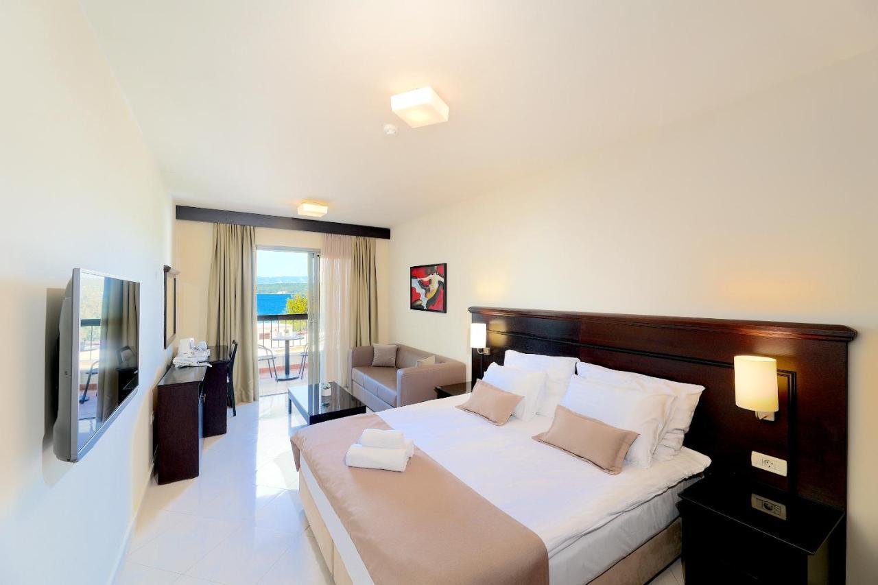 Blue Waves Resort Malinska Bagian luar foto