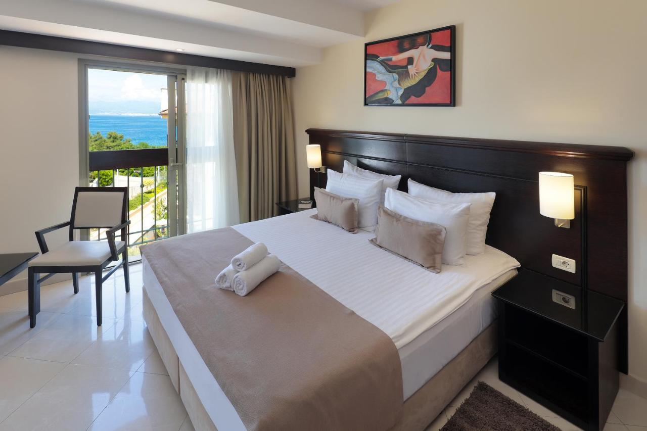 Blue Waves Resort Malinska Bagian luar foto