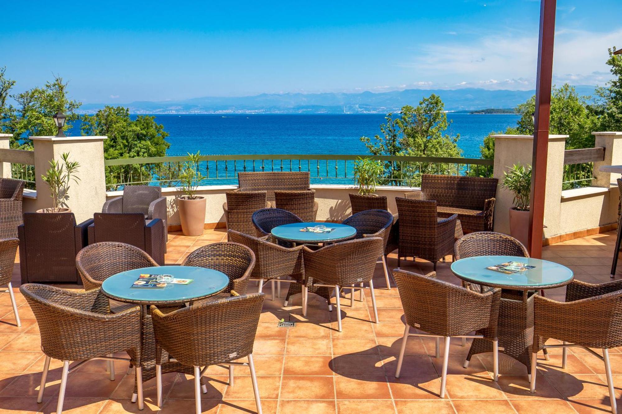 Blue Waves Resort Malinska Bagian luar foto