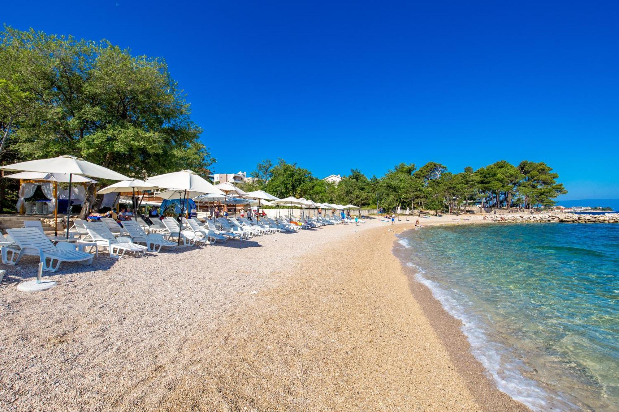 Blue Waves Resort Malinska Bagian luar foto