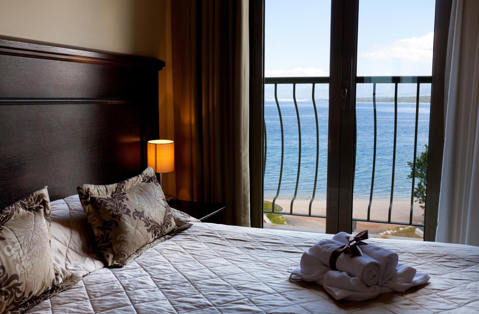Blue Waves Resort Malinska Bagian luar foto