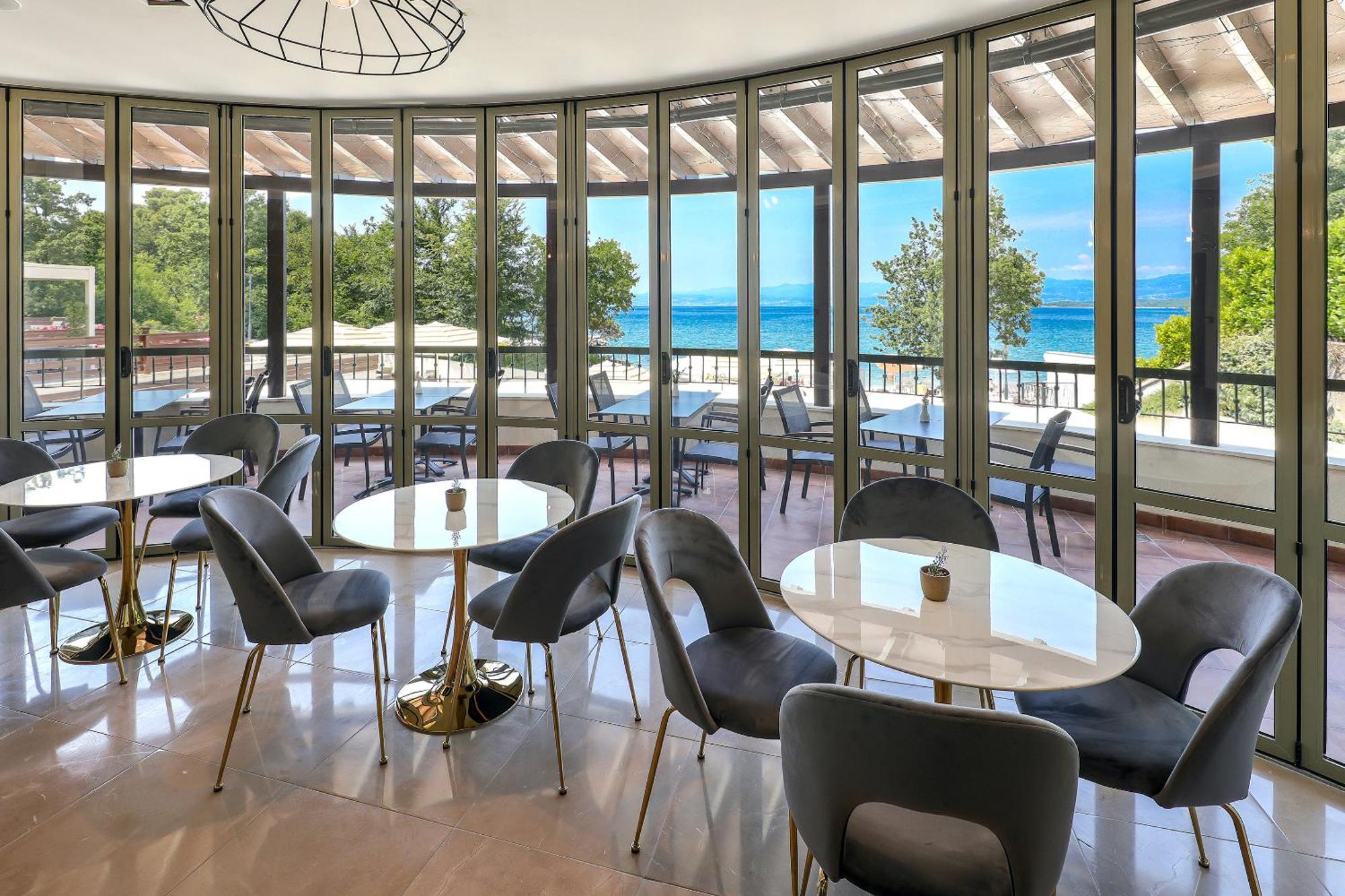 Blue Waves Resort Malinska Bagian luar foto