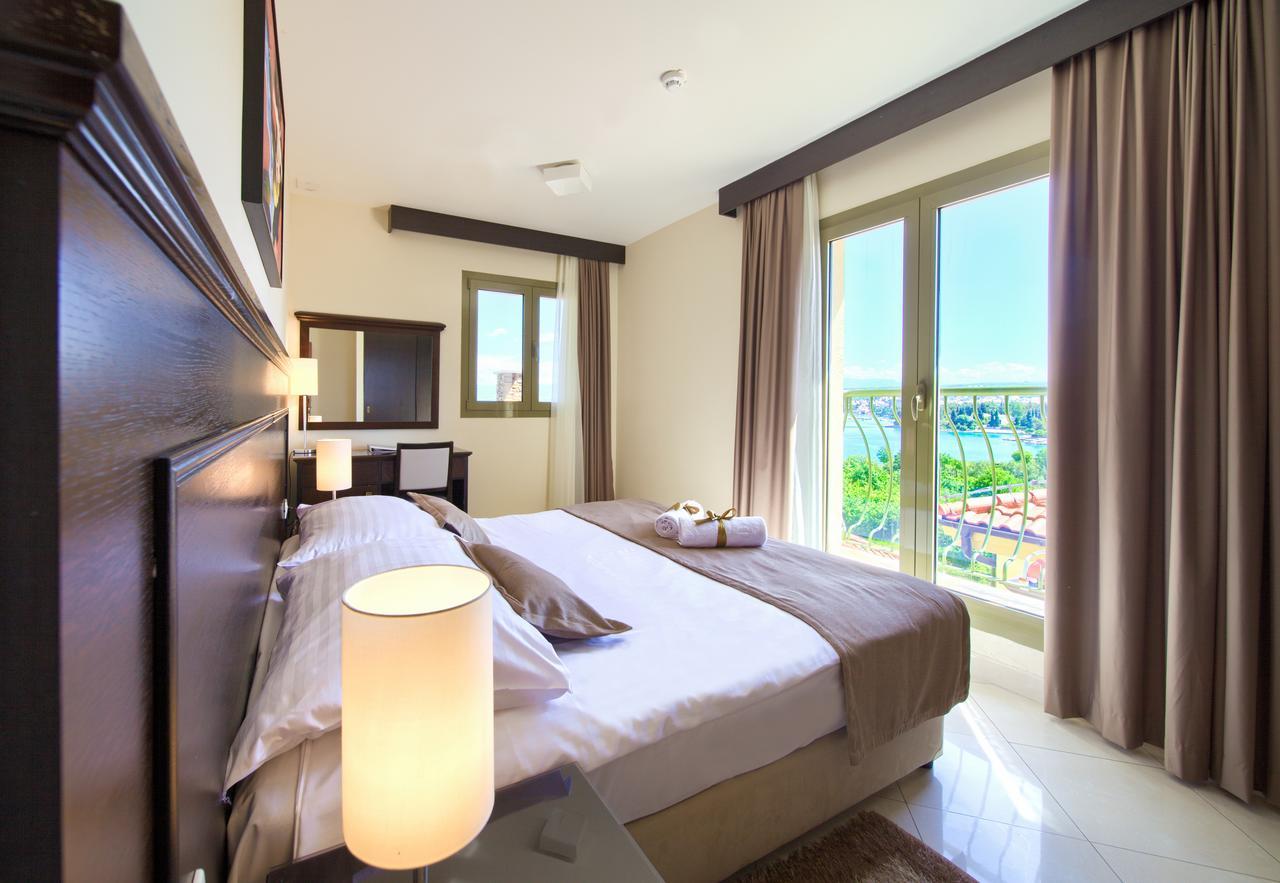 Blue Waves Resort Malinska Bagian luar foto