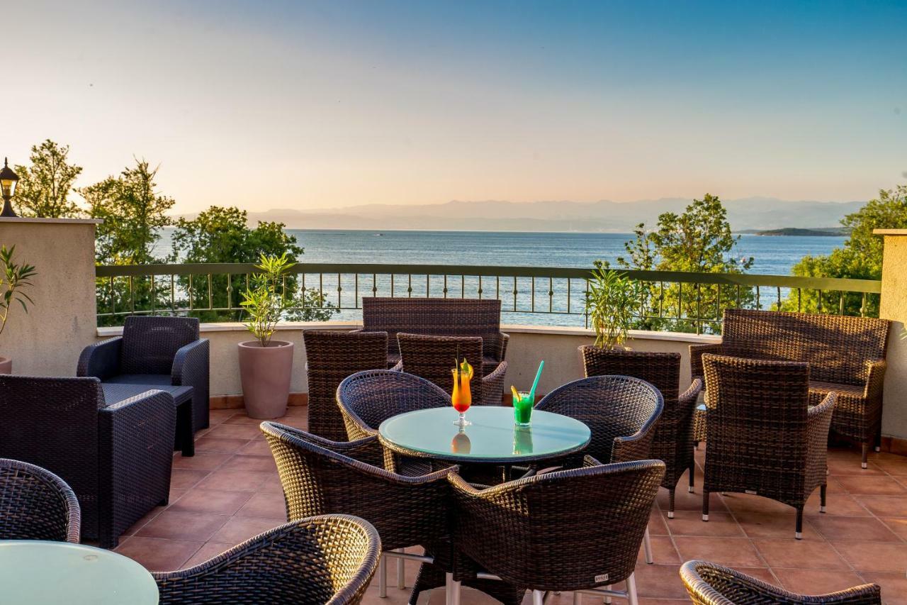 Blue Waves Resort Malinska Bagian luar foto